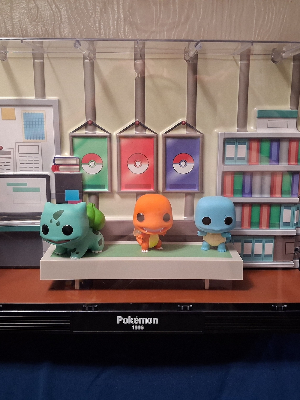 Funko Pop Deluxe Moment Pokemon 1996 #01 Starters Oak Lab Case Collectible